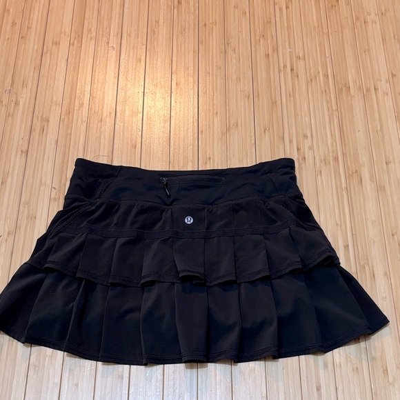 lululemon athletica Pants - Lululemon tennis skirt with pleated back. Size 6. Black. EUC.